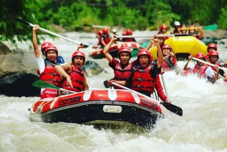 Arung_Jeram_di_Sungai_Angek,_Baso.webp