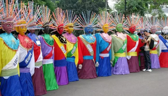 Kebudayaan DKI Jakarta, Rumah, Pakaian, Kesenian